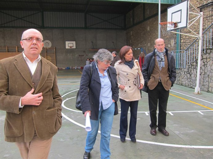 Por la izquierda, el director del centro, la consejera y la concejala.