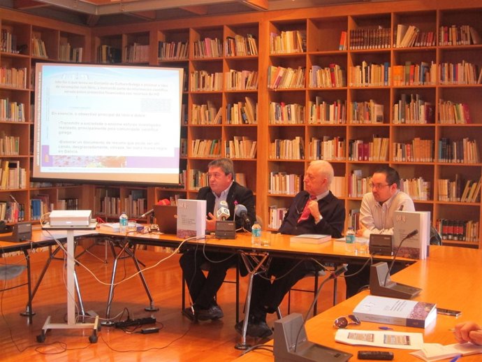 El Consello da Cultura presenta un libro sobre la investigación tras el Prestige