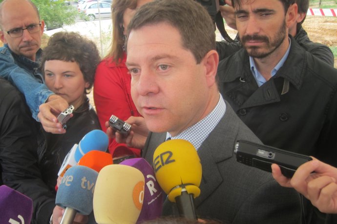 Page atiende a los medios