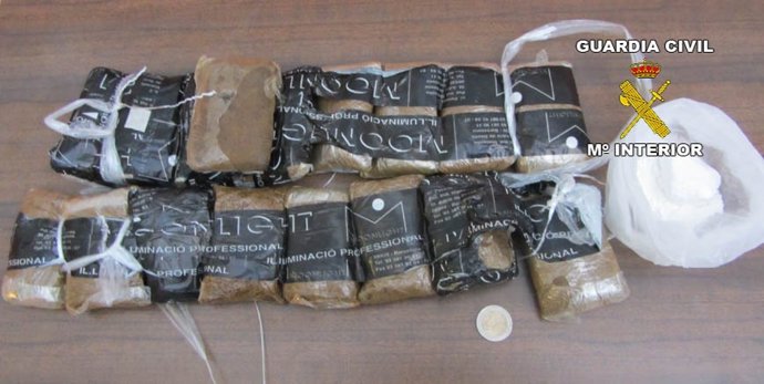 Dos cinturores con hachís y una bolsa con cocaína 