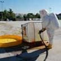 Bomberos NBQ contienen el derrame de 30 litros de gasoil en un chalé de Torrelodones