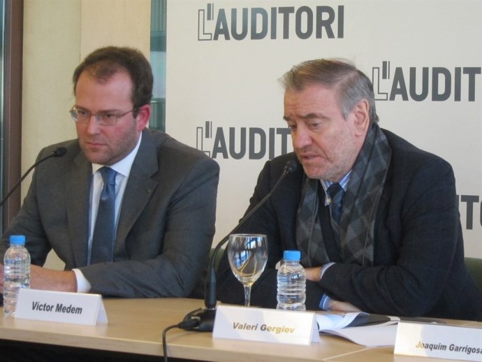 A la derecha, V.Gergiev