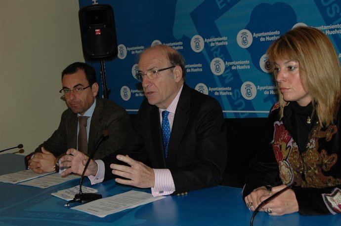 El alcalde de Huelva, Pedro Rodríguez, en rueda de prensa. 