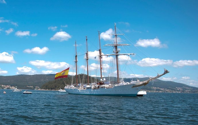 El Juan Sebastián de Elcano entrando en Marín en 2012