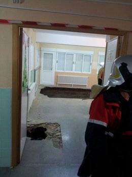 Imagen del agujero en el suelo del colegio de Santa Pola