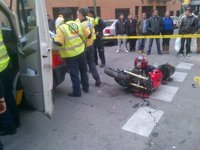 Herido grave un motorista tras colisionar con un turismo en el cruce de dos calles en Puente de Vallecas