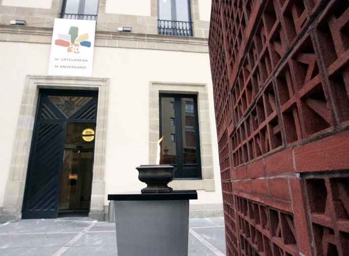 Pebetero colocado en el año 2011 para conmemorar holocausto