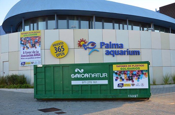 Contenedor de recogida de tapones en el Palma Aquarium 