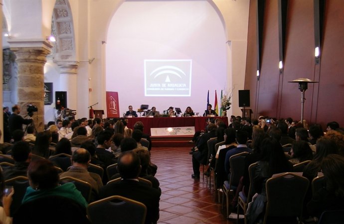 Entrega de diplomas a alumnos