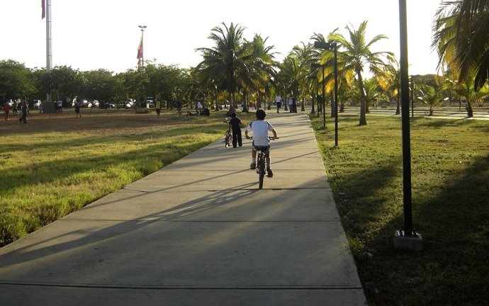 Niños montando en bicicleta