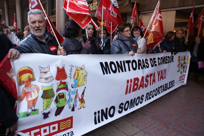 Las monitoras de comedor realizan una pitada ante el SAMA