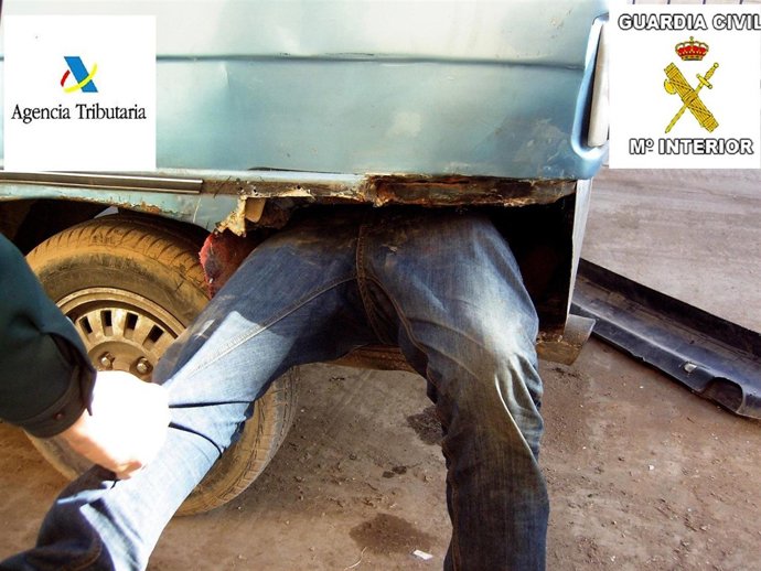 Inmigrante oculto en un doble fondo de un vehículo