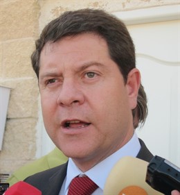 Page atiende a los medios