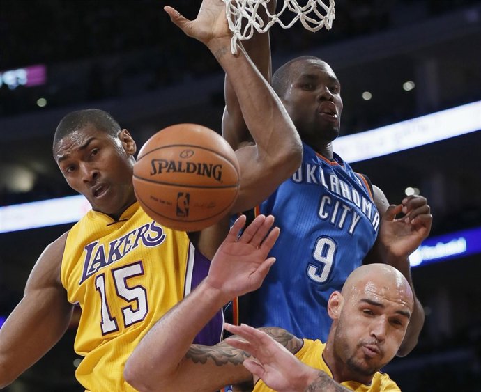 Serge Ibaka, de Oklahoma City Thunder, ante Los Angeles Lakers