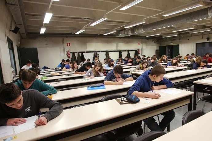 Estudiantes de Bachillerato en la prueba celebrada en la UPNA.