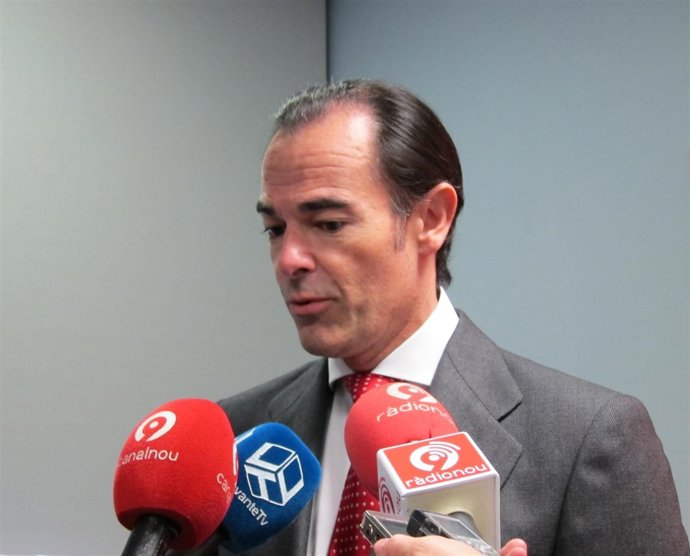 Manuel Llombart  atendiendo a los medios de comunicación 