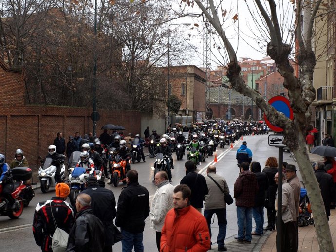 Motoristas recorren las calles de Valladolid durante el 'Desfile de banderas'