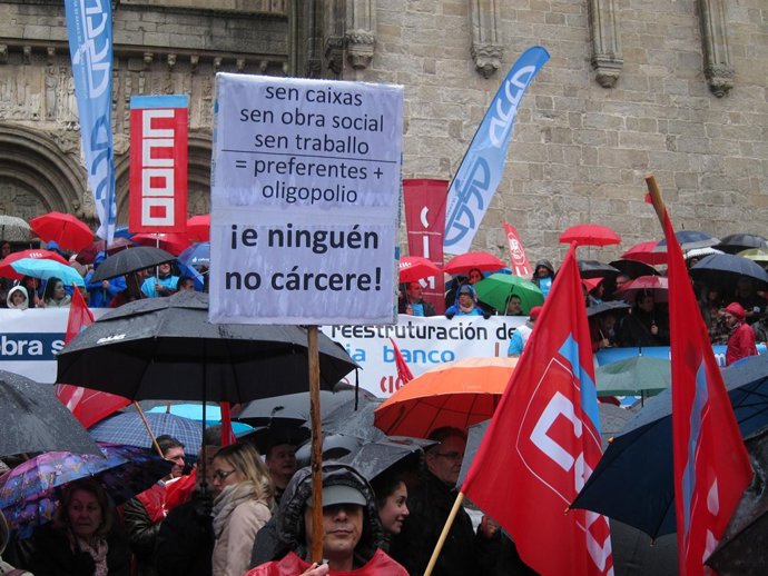 Manifestación de trabajadores de Novagalicia en Santiago