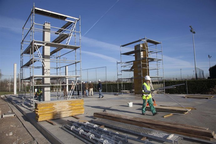 El alcalde visita las obras de las nuevas pistas de pádel en La Maruca