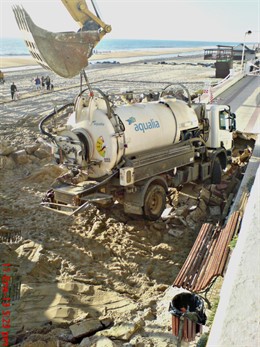 Camión cisterna hundido en el paseo marítimo de Matalascañas