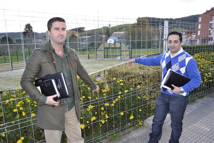 El concejal de Deportes y el pedáneo de Renedo en la pista multijuegos
