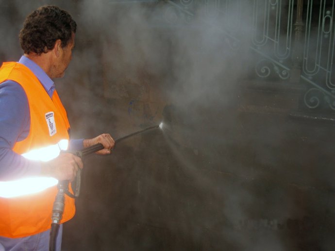 El Plan Integral de Limpieza elimina las pintadas en la plaza del Príncipe