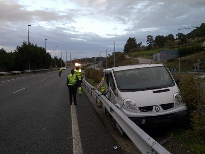 La furgoneta se ha quedado encajada entre las biondas de la mediana  