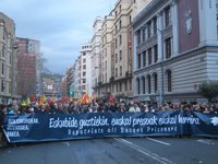 Miles de personas se manifiestan en Bilbao a favor de los presos de ETA