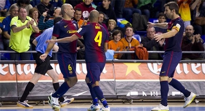 Fernandao, Ari y Torras celebran un gol del Barcelona