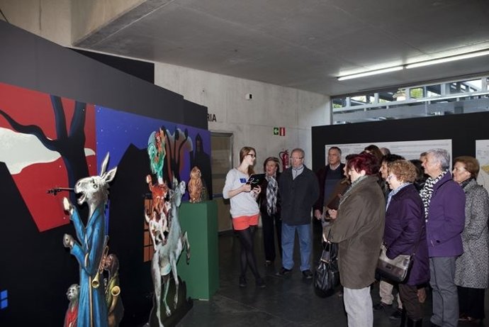 Visitantes a la exposición de los Hermanos Grimm