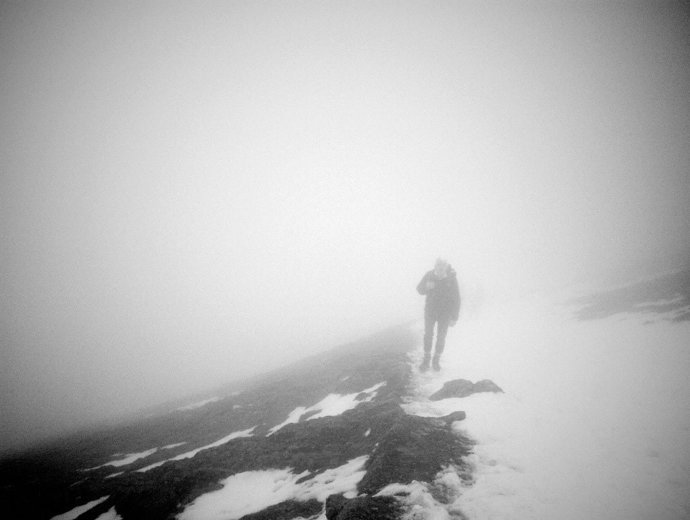 Excursionista excursión montaña nieve montañero invierno 