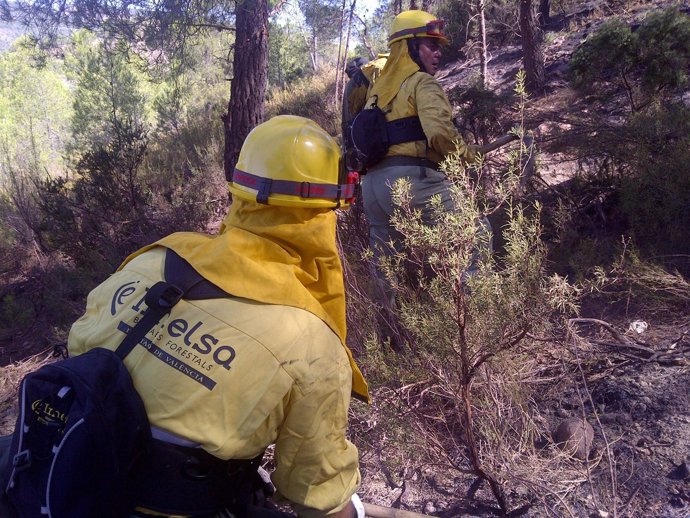 Un bombero en las tareas de extinción del fuego de Cortes De Pallás