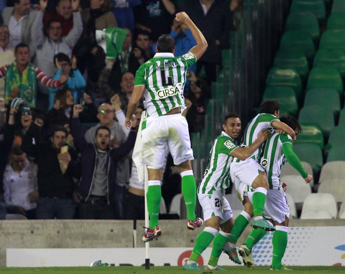 El Betis celebra un gol