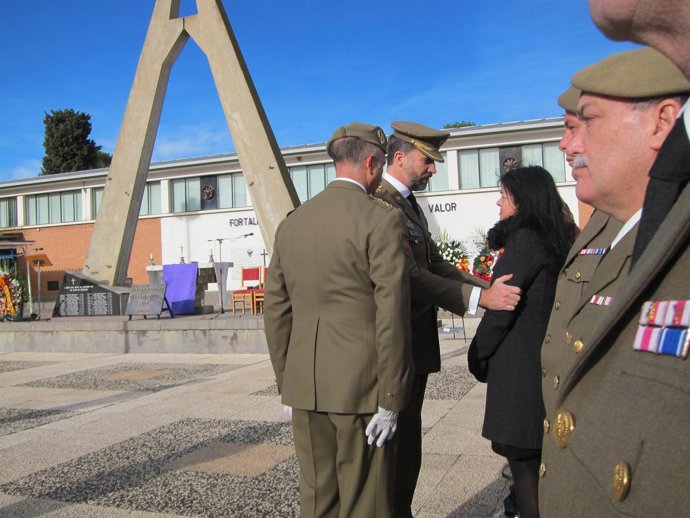 Don Felipe de Borbón da el pésame a los familiares del sargento