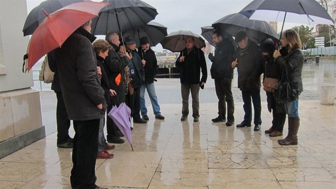 Concentración informativa de DEBA junto a las obras del Centro Botín