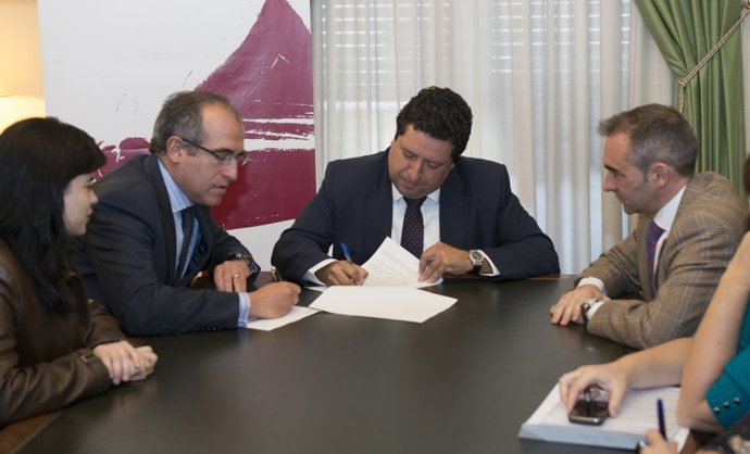 Javier Moliner durante la firma de la operación de crédito con el BBVA