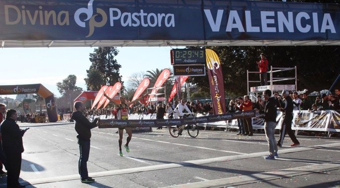 Abdelghafour Lasri, en la meta del 10K Divina Pastora Valencia