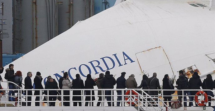Familiares y amigos rinden homenaje a las víctimas del 'Costa Concordia'