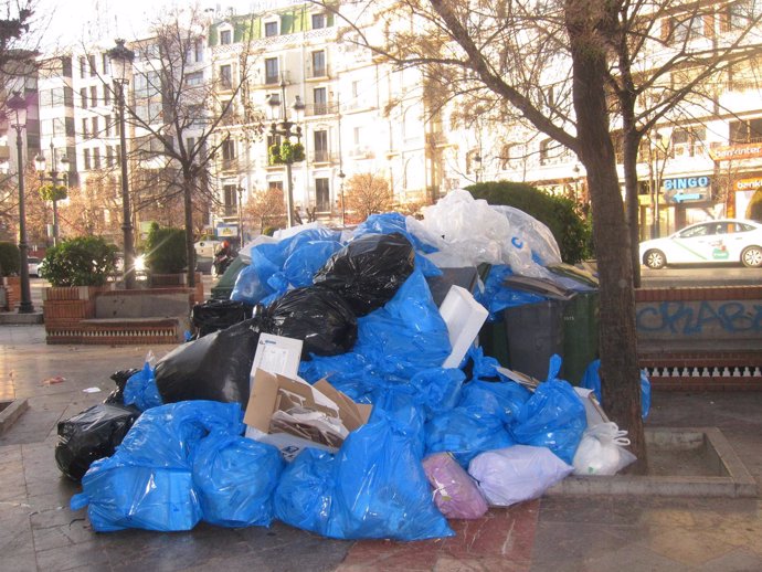 La basura se acumula en las calles de Granada