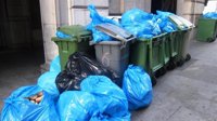 Unas 1.300 toneladas de basura se acumulan en las calles de Granada en la octava jornada de huelga
