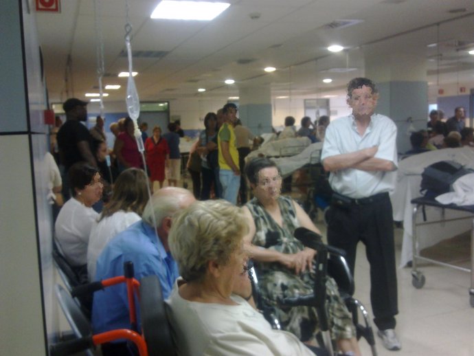Pacientes hacinados en sala de espera de urgencias del hospital Macarena