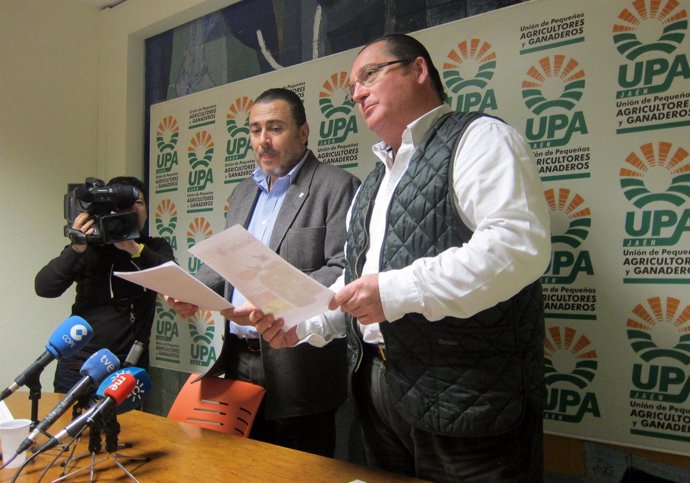 El secretario general de UPA-A, Agustín Rodríguez (d), con Luis Miguel Martínez.
