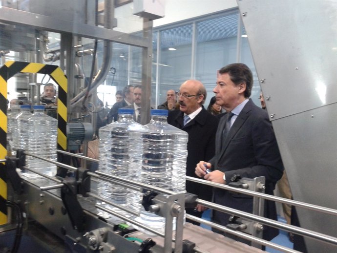 González visita una planta embotelladora del Canal de Isabel II Gestión