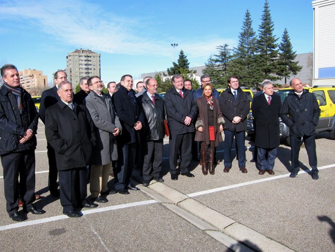 Silván junto con los alcaldes beneficiarios del reparto de vehículos.