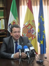 El presidente del Parlamento extremeño considera que "con menos" de 45.000 firmas para las ILP "sería suficiente"