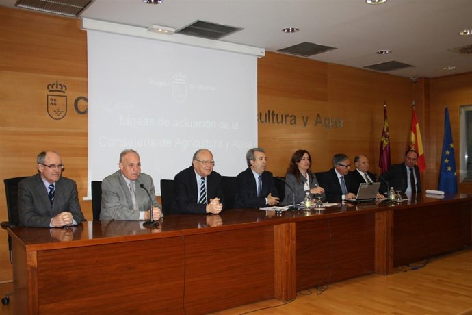 Cerda (4i.), con el equipo directivo de la Consejería