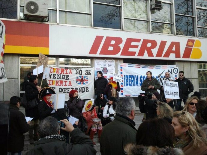 Manifestación trabajadores de Iberia en la sede