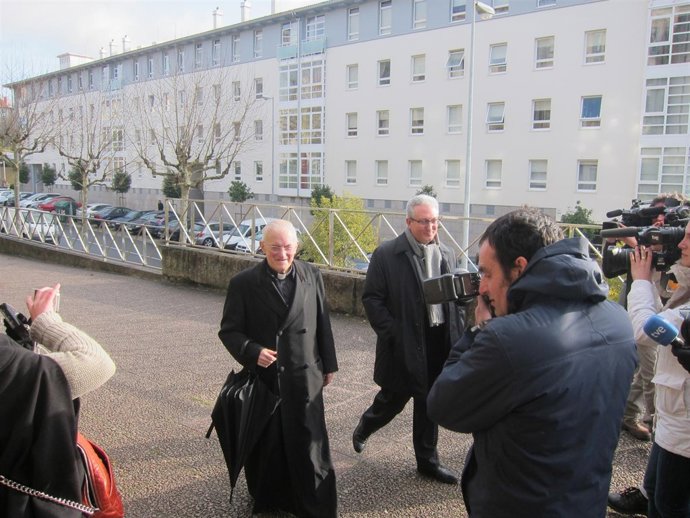 El exdeán de la Catedral de Santiago declara en los juzgados de Santiago