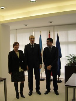 Conde con la conselleira de Sanidade y el director de la Axencia de Innovación