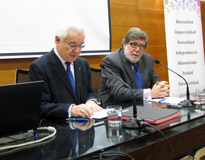 Aparicio, a la derecha, junto al presidente de Cruz Roja CyL